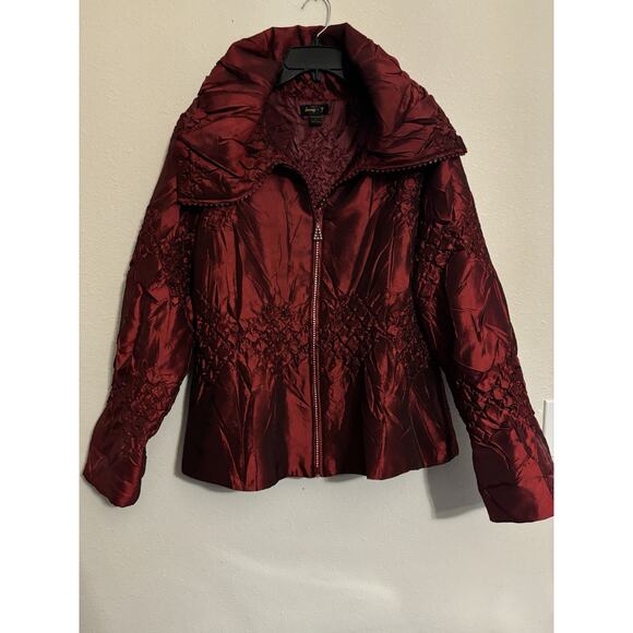 Jerry T Women’s Crinkled or Quilted Texture Jacket with a Large,‎ Ruffled Collar - Picture 1 of 7